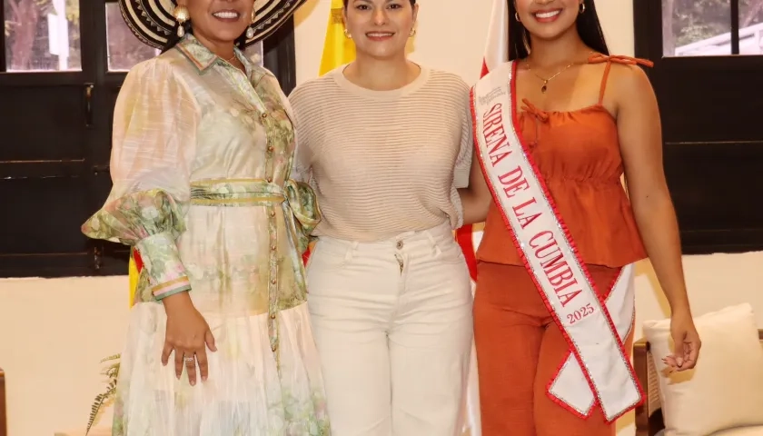 Alcaldesa de Manatí, Yaneris Acuña Cervantes; Luisa Fernanda Guerrero, Sirena de la Cumbia 2025 y Marisabella Romero, secretaria de Desarrollo Económico del Atlántico.