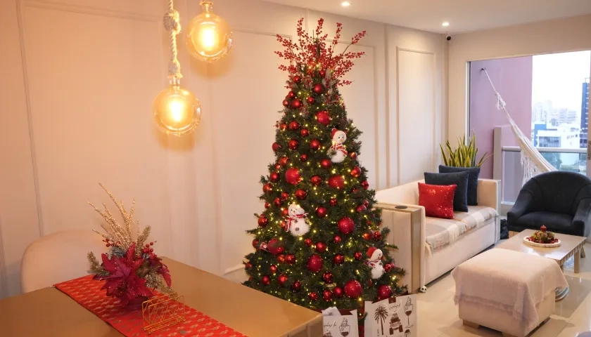 Árbol de Navidad con cerezas y bolas en diferentes tamaños. 