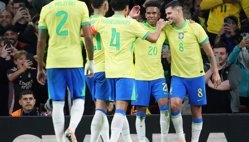Jugadores de Brasil celebrando uno de los goles.
