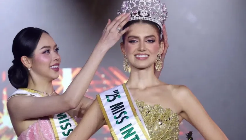 Catalina Duque Abréu recibiendo la corona en el Miss International 2025.