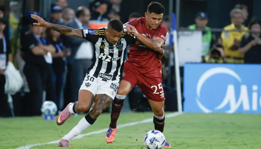 Acción de juego de la final entre Lanús y Atlético Mineiro.