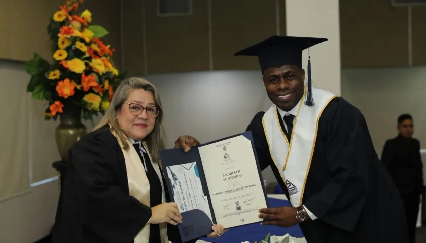 Carmelo Valencia junto a la rectora Rosa López.