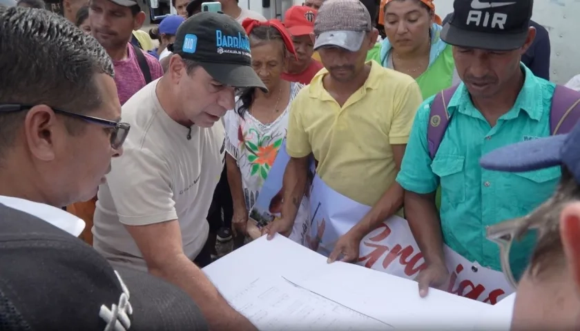 El alcalde Alejandro Char explicando la obra a los comerciantes. 
