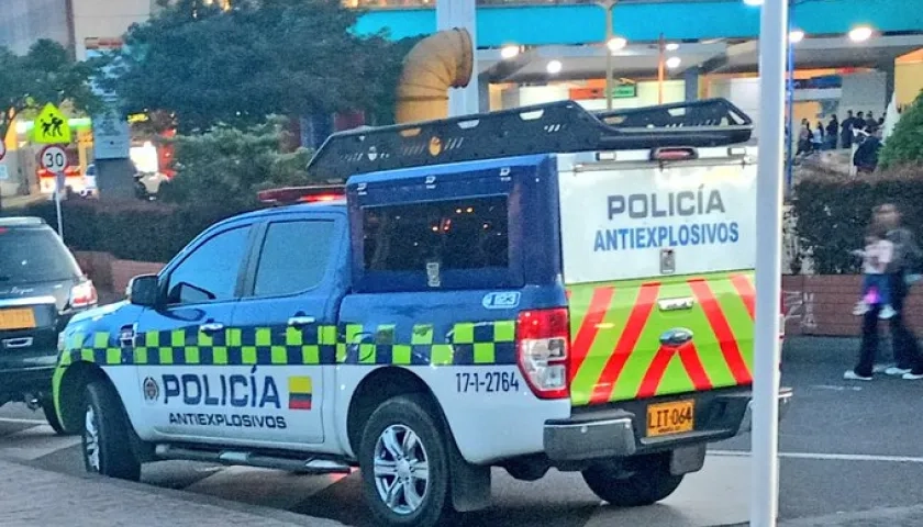 La Policía Antiexplosivos en una de las sedes de la tienda. 