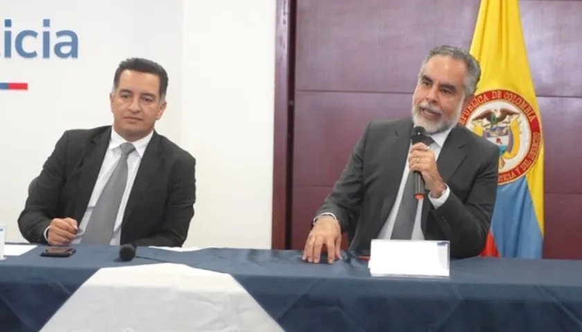 El ministro (e) de Justicia,  Andrés Idárraga; y el del Interior, Armando Benedetti. 