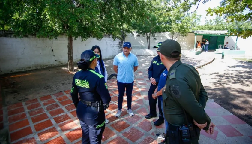 Autoridades de Soledad y de Policía reunidas en una institución educativa.