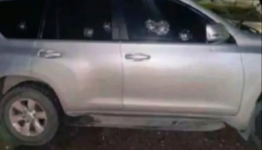 La camioneta en la que se transportaba el niño cuando fue impactado a bala. 