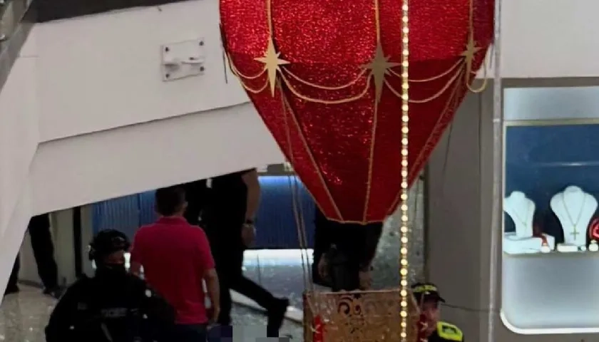 Autoridades en el Centro Comercial en Bucaramanga.