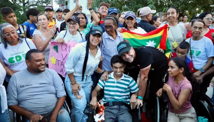 Alcalde Char en la entrega de vías en La Ciudadela. 