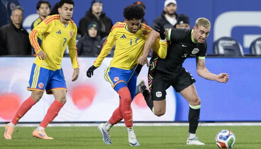 Johan Mojica (c) de Colombia disputa el balón con Lewis Miller (d) de Australia. Al fondo, Luis Díaz. 