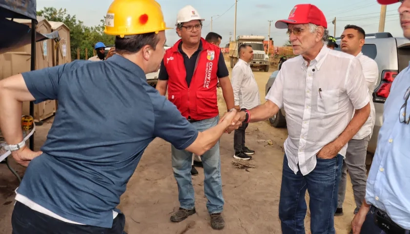 Eduardo Verano visitando las obras.