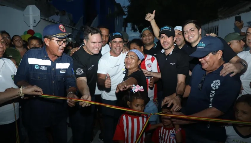 El alcalde Alejandro Char en la entrega de la vía en Las Flores.