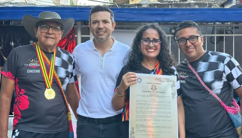 El concejal Juan Camilo Fuentes entregó la distinción a La Soberana.