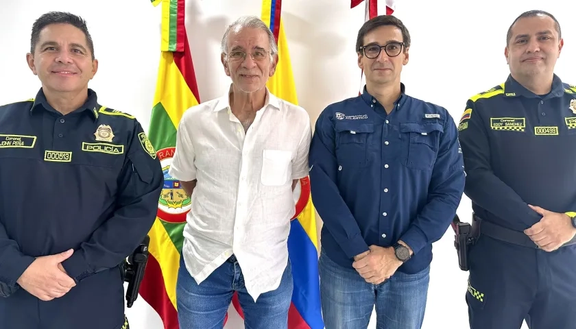 El saliente coronel John Harvey Peña, el gobernador Eduardo Verano, el secretario del Interior José Antonio Luque y el coronel Eddy Sánchez, nuevo comandante de la Policía del Atlántico. 