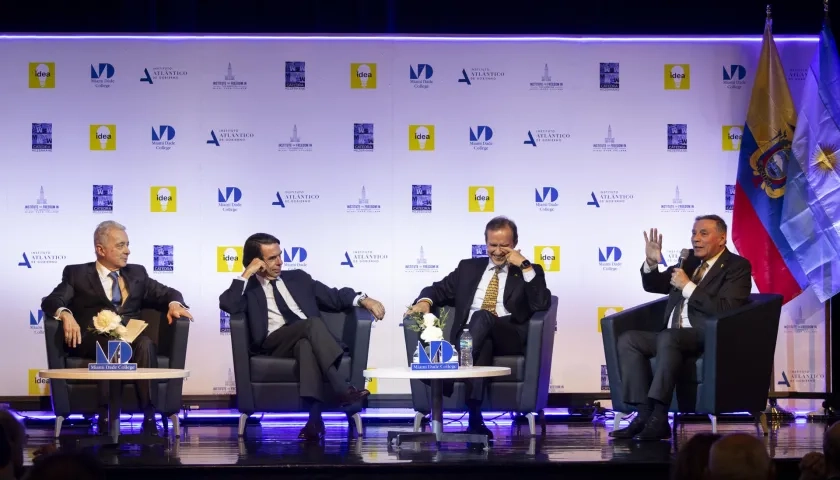 Varios de los expresidentes, entre ellos el de Colombia Álvaro Uribe Vélez. 