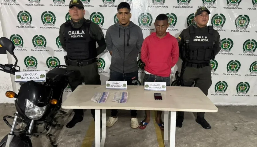 Los dos presuntos extorsionistas tras ser capturados por la Policía. 