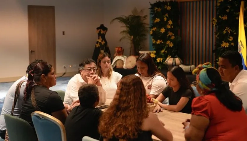 El Presidente Gustavo Petro con la familia del pescador. 