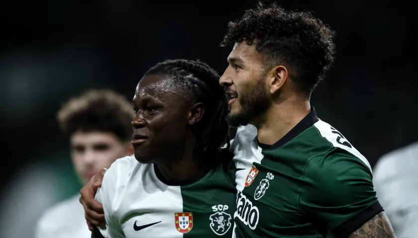 Luis Javier Suárez celebrando su gol con Geovany Quenda.