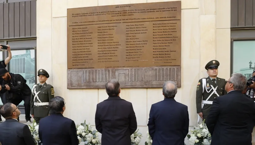 Los presidente de las altas cortes observando los nombres de las víctimas.