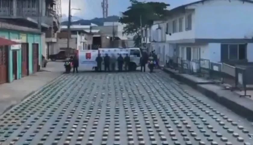 La marihuana estaba oculta en los paneles del cuarto frío del automotor. 