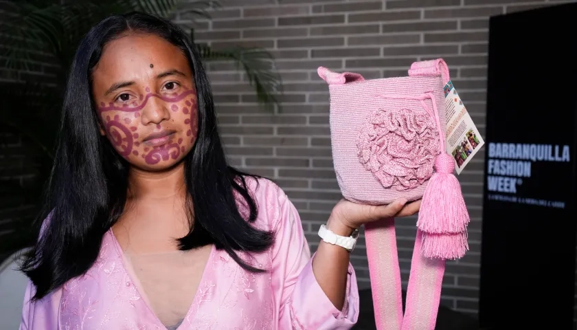 Indígena Wayúu con sus mochilas.