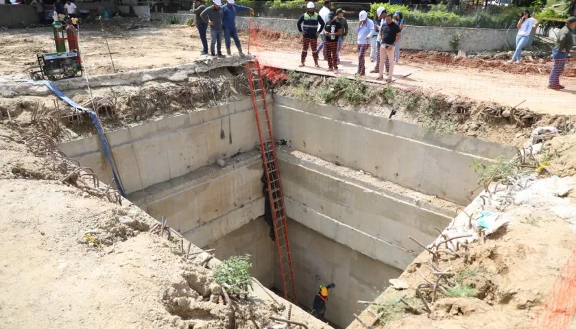 Inspección a canalización del arroyo calle 85. 