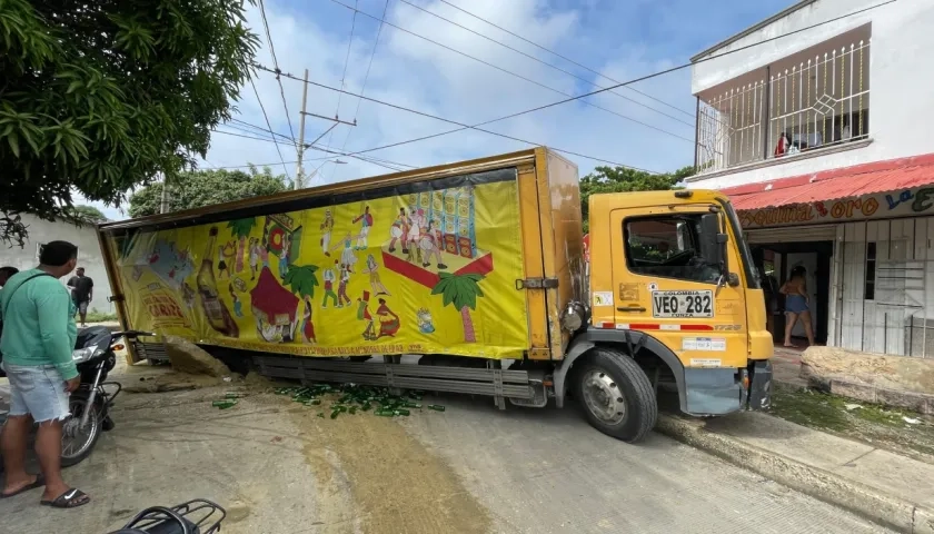 Camión atascado este martes en el sector. 