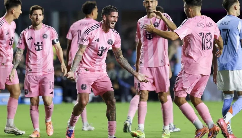 Lionel Messi celebra con sus compañeros el tíquete a la final. 