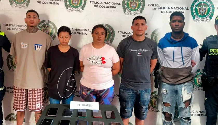 Los cinco capturados durante los operativos en Soledad y Bogotá. 