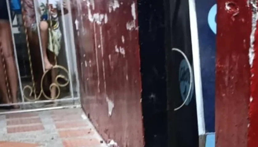 El domiciliario fue baleado en la parte externa de la tienda. 