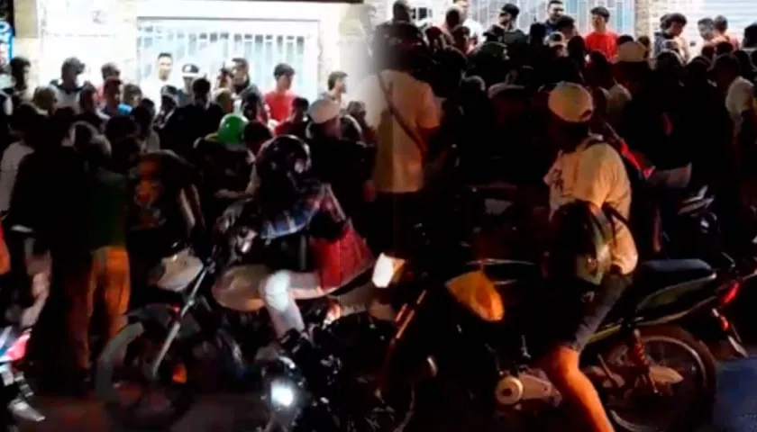 Las personas se aglomeraron en el sitio donde fue baleada esta persona. 