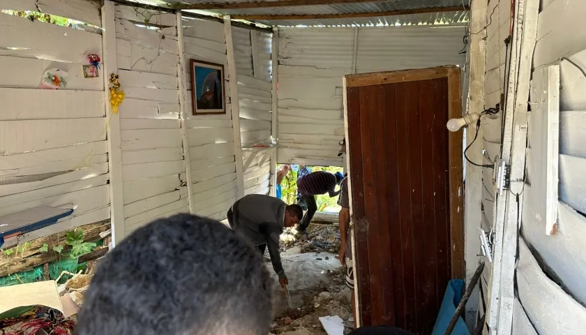 Agentes del CTI cavando dentro de la vivienda. 