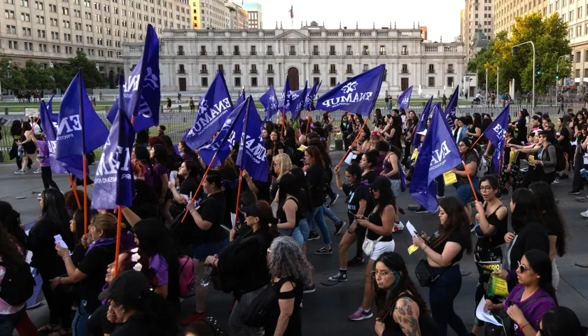 Mujeres durante una manifestación en el Día Internacional de la Eliminación de la Violencia contra la Mujer en Santiago.