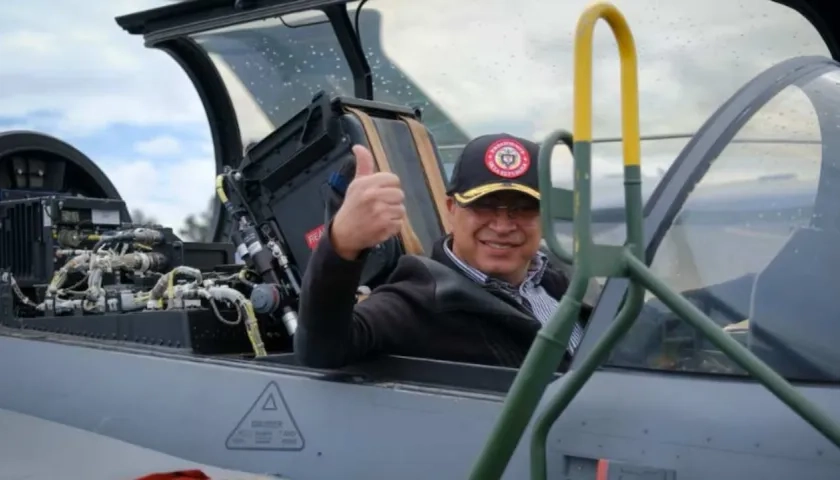 Petro en un avión Gripen. 