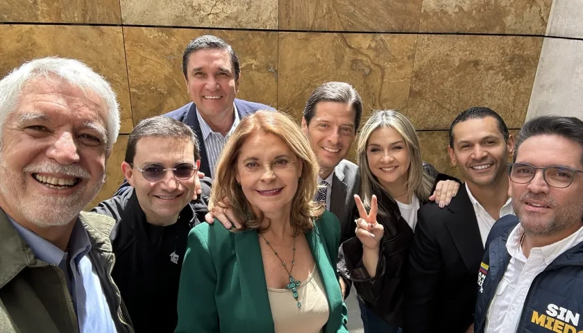Enrique Peñalosa, Felipe Córdoba, Juan Carlos Cárdenas, Marta Lucía Ramírez, Mauricio Gómez, Vicky Dávila, Daniel Palacios y Juan Guillermo Zuluaga.