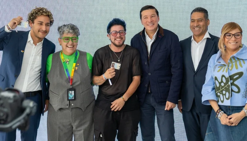 El Registrador Hernán Penagos con varios miembros de la comunidad LGTBI.