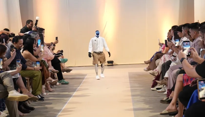 Humanoide 'i3E' desfilando con prendas del diseñador Orlando Zapata.
