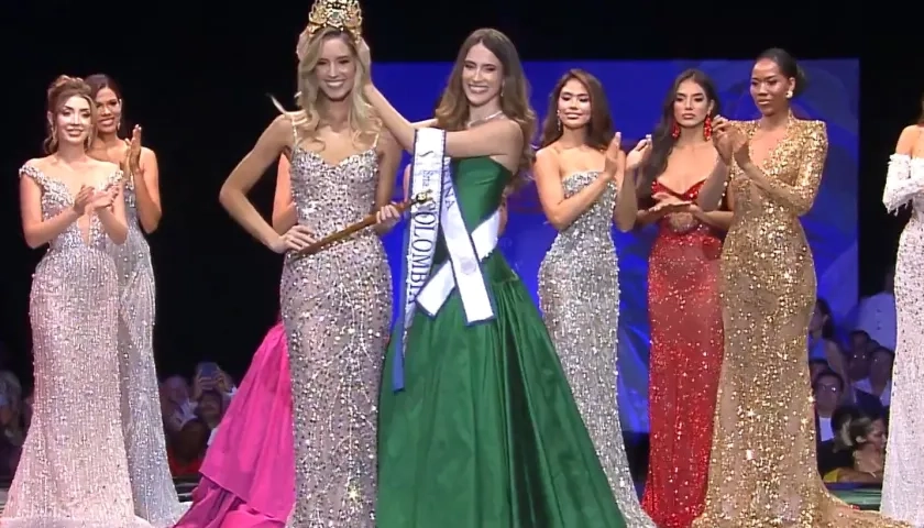 Momento en que recibió la corona María Antonia Mosquera Carvajal.