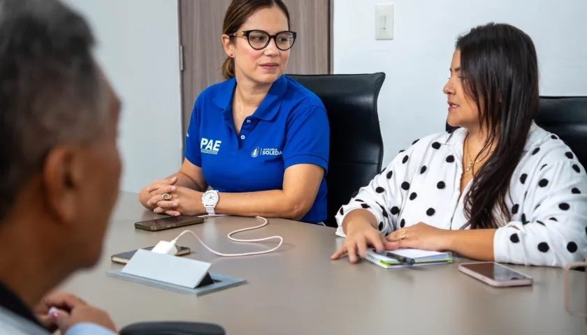 La Secretaria de Educación del municipio de Soledad, Carolina Correa (izquierda).