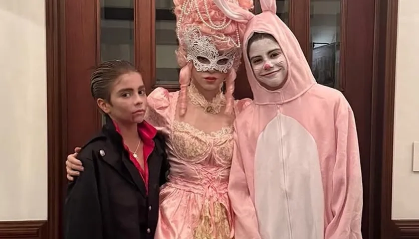 Shakira y sus dos hijos disfrazados en la noche del viernes. 