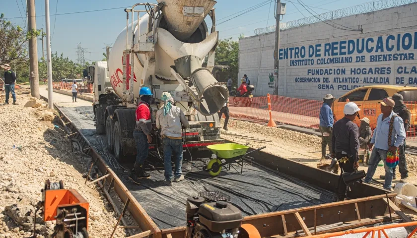 Fundición de pavimento en concreto rígido en la vía Circunvalar.
