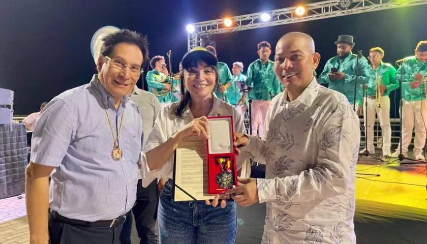 Porfirio Bayuelo y Ana Consuegra de Bayuelo reciben el reconocimiento por parte de Juan Ospino Acuña, secretario de Cultura del Distrito. 