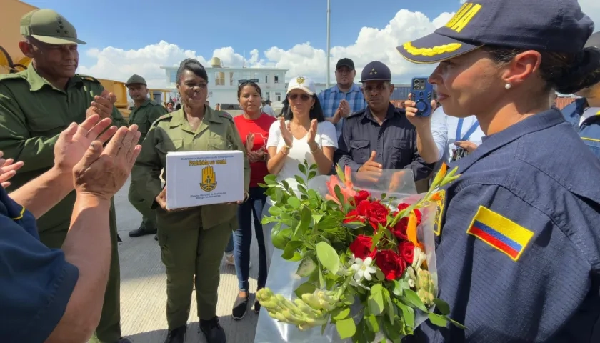 Entrega de ayuda humanitaria a Cuba.