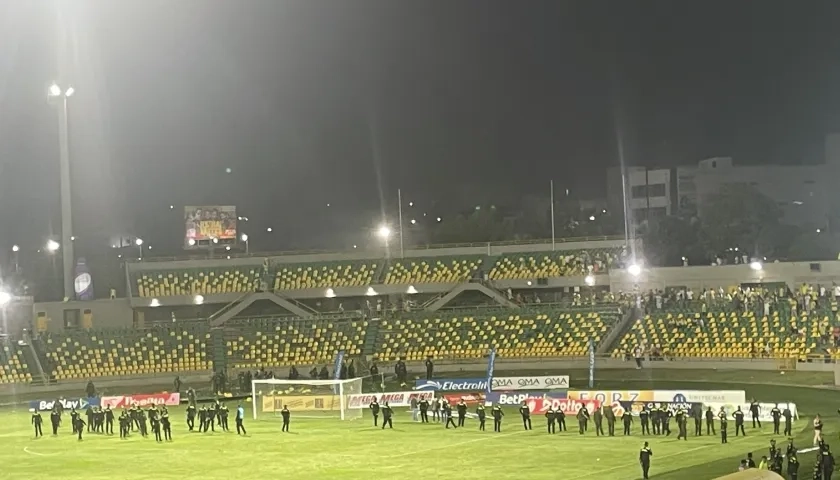 Vista del sector del estadio Jaime Morón donde se originaron los desmanes.