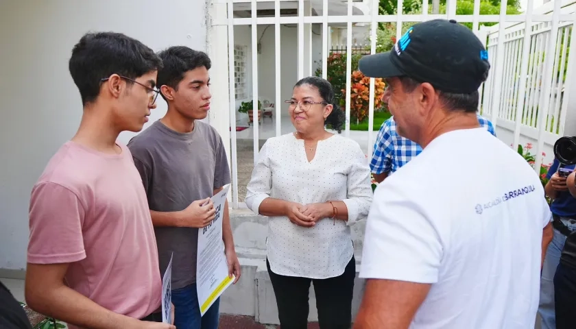 Alcalde Char entrega beca a los jóvenes.
