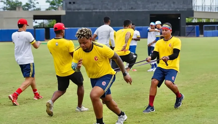 La Selección Colombia de béisbol durante un entrenamiento en el estadio Édgar Rentería.