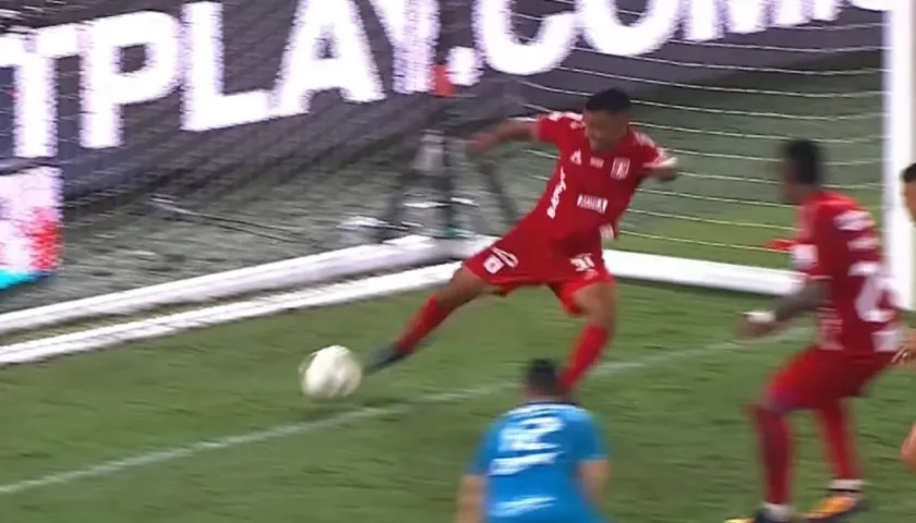Omar Bertel, defensa del América, en el despeje de la pelota que traspasó la línea de gol. 