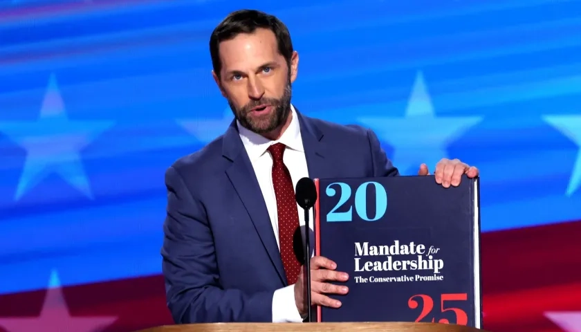 El congresista Jason Crow, uno de los investigados.