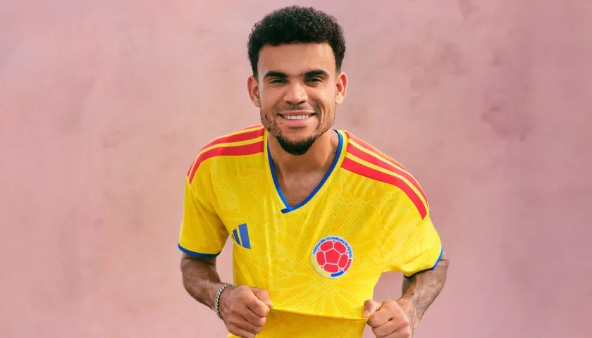 Luis Díaz luce la nueva camiseta de la Selección Colombia. 