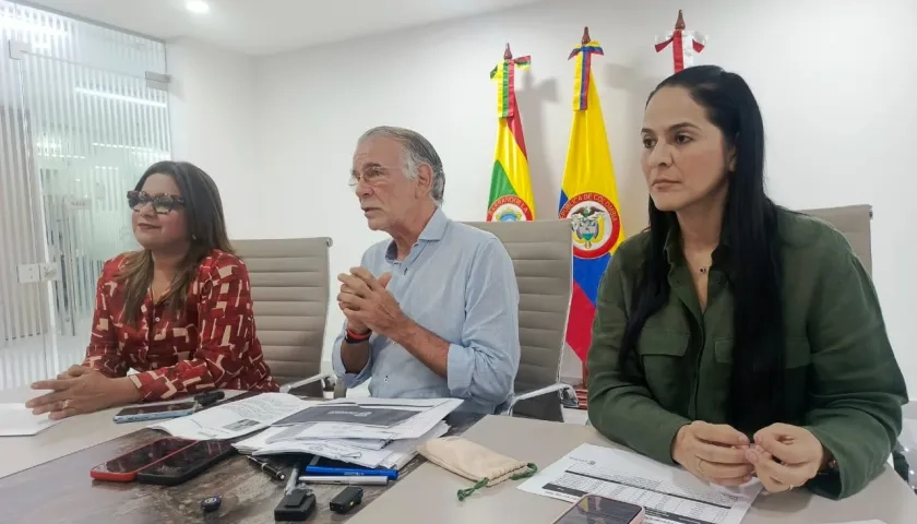 Maribel Castro, secretaria de Educación; Gobernador Eduardo Verano; Nini Johana Cantillo, secretaria de Hacienda.